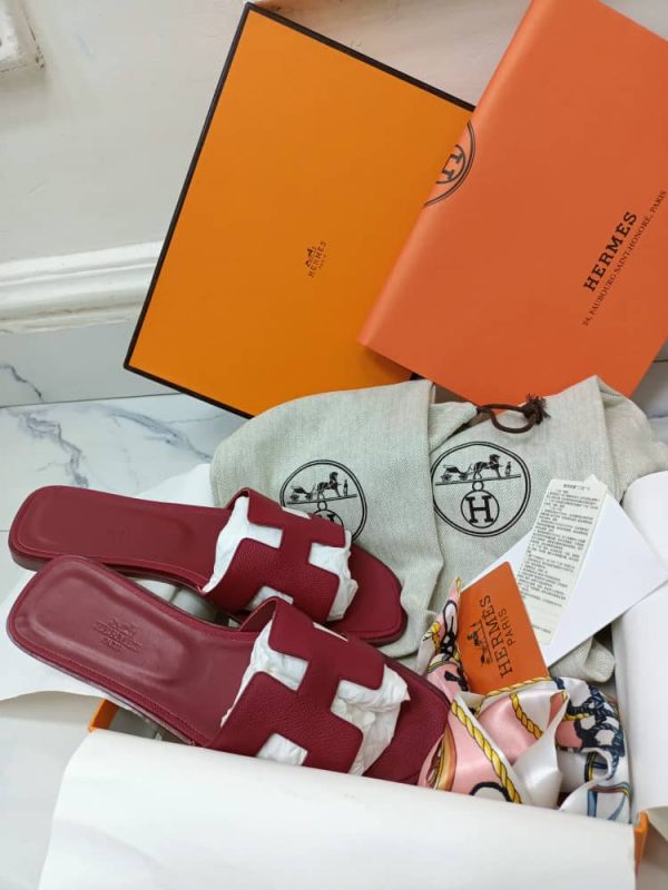 High-Quality PARIS Designer Slippers - Women's Slides/Palms FOOTWEAR TYPE: Palm/Slippers/Slides CONDITION: Brand New GENDER: Women TYPE: Flats COUNTRY: Paris, France MATERIAL: Genuine Leather COLOUR: Red, Wine Red, Pink & Royal Blue FASTENINGS: Slides PATTERN TYPE: Solid Footwear