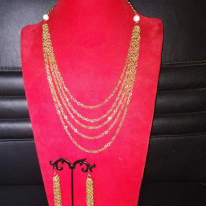 Chain necklace with a touch of pearls